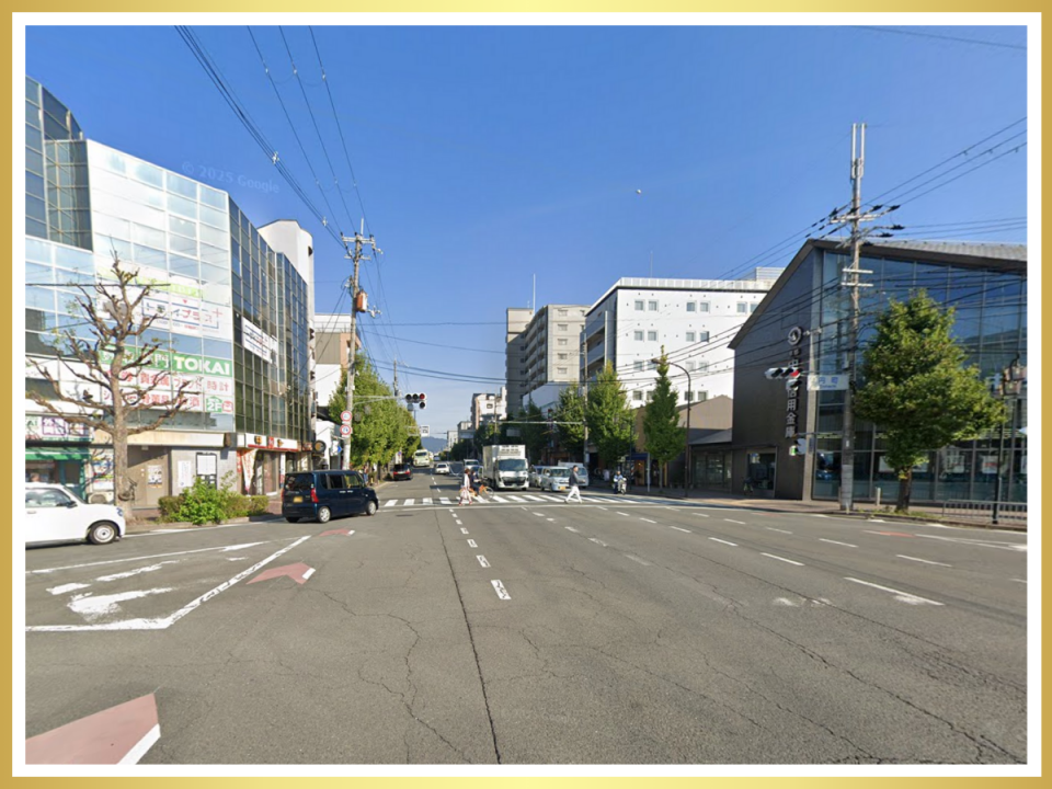 JR円町駅から、丸太町通を東へ進みます。